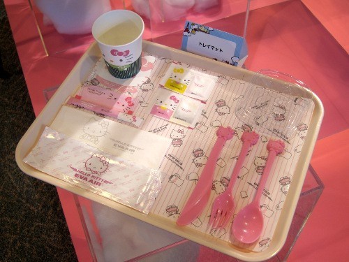 台湾航空公司也卖萌 装扮Hello Kitty主题航班