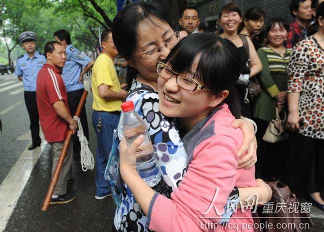 重庆高考首日老师胸前挂鼓励牌给学生加油(图)