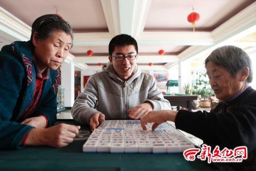 24岁研究生与80多位孤寡老人共度春节假期