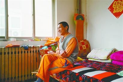 52岁的张在平在文东环卫所保洁员公寓内休息。据他介绍，现在公寓内有暖气、电扇，比以前舒服很多。 记者张刚 摄□统筹：王智新 采写：本报记者 曹茜