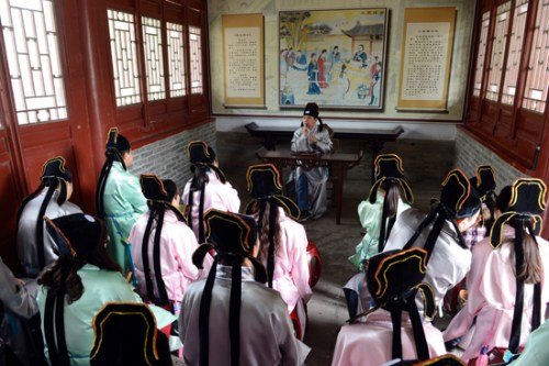 高校研究生玩“穿越” 穿宋代儒生服饰上课(图)