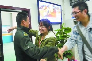 昨日，找到行李箱的李楠楠拥抱执法人员。