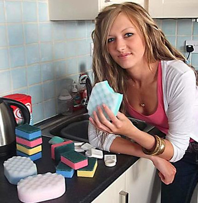 英国女孩爱吃洗碗海绵