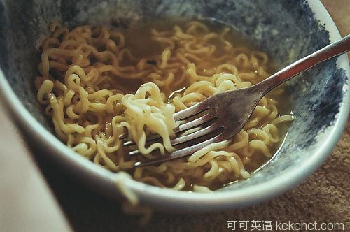 双语：黑暗料理 方便面要洗后再食