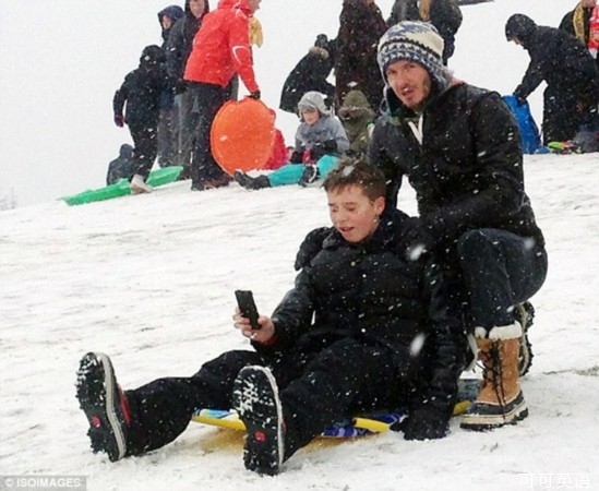 双语：贝克汉姆父子共享滑雪时光